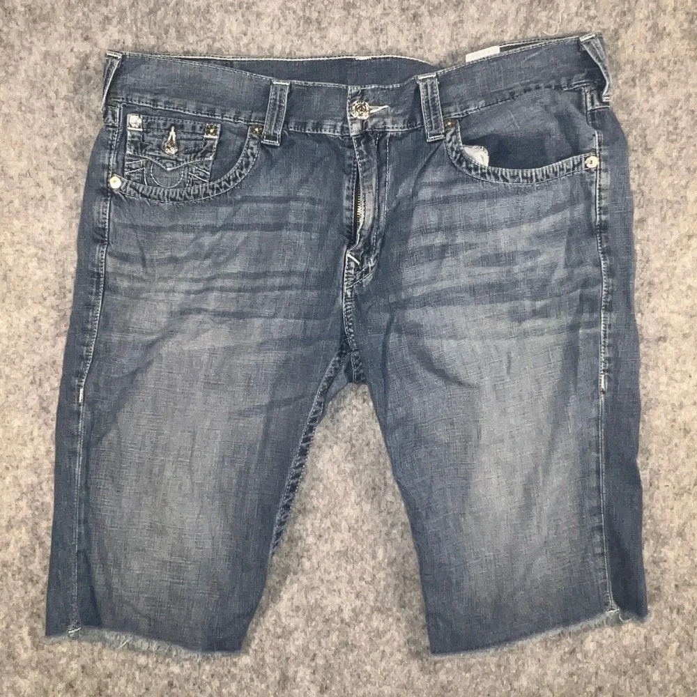 True Religion Men's Straight Cut Off Denim Shorts Blue Grey Dog 38 MET859STS